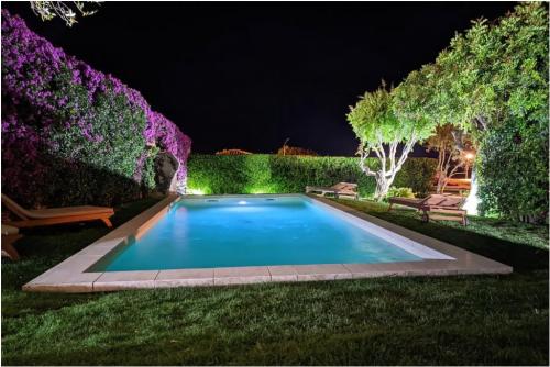 Giardino, piscina e vista mare (notte)