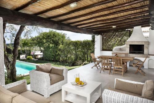 Outdoor lounge and dining under upper floor patio