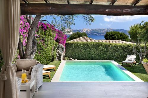 Garden, swimming pool and sea view