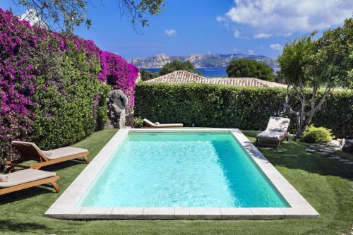 Garden, swimming pool and sea view